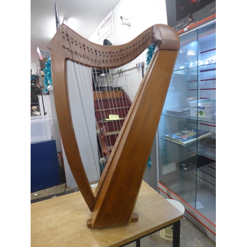 2096 - A 25 string wooden harp with protective soft case