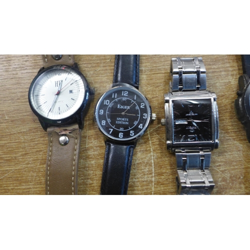 2102 - Twelve wristwatches