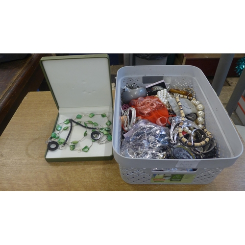 2104B - A box of costume jewellery