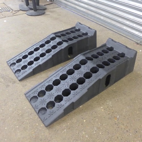 2179 - A pair of Daywan 7-ton heavy duty car ramps