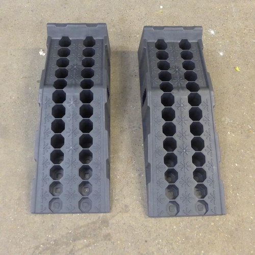 2179 - A pair of Daywan 7-ton heavy duty car ramps