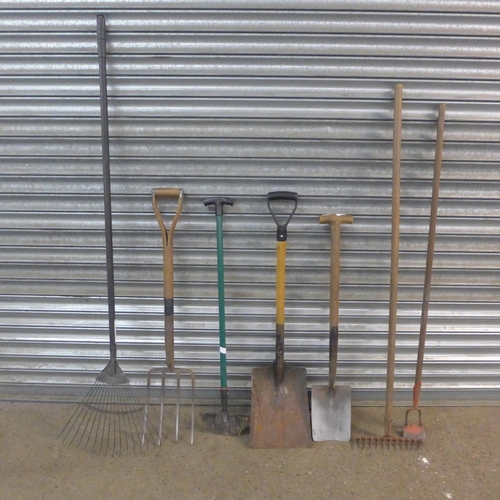 2183 - A quantity of garden tools including rakes, shovel, spade, pitchfork, garden hoes