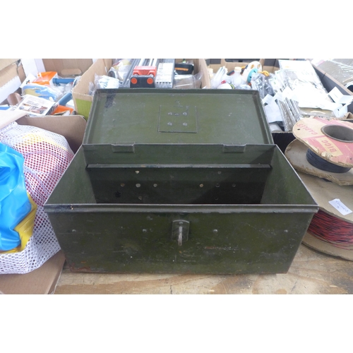 2289 - An ammunition box with padlock and keys