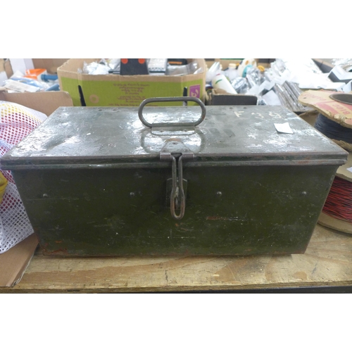 2289 - An ammunition box with padlock and keys