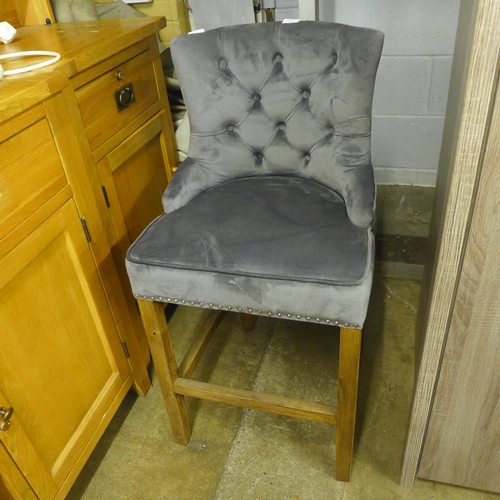 1527 - A grey velvet buttoned bar stool * This lot is subject to VAT