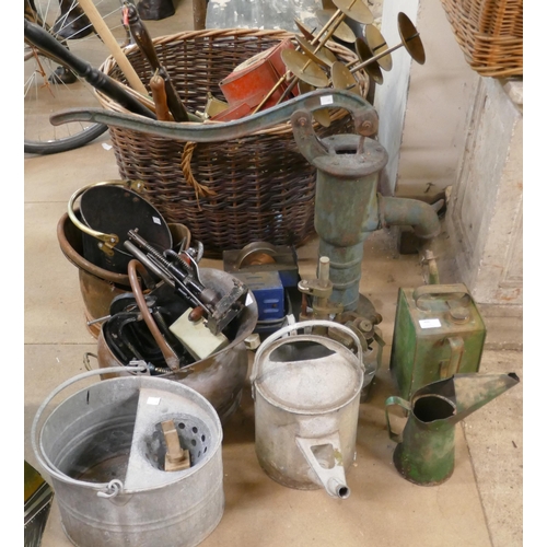 400 - Assorted metalware, including a water pump, oil cans, coal scuttles, warming pans, etc.