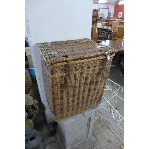 398 - An early 20th Century wicker basket