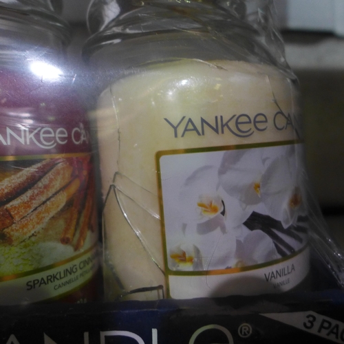 3075 - 5 x mixed Yankee Candles (one damaged)  (311-169)    * This lot is subject to vat