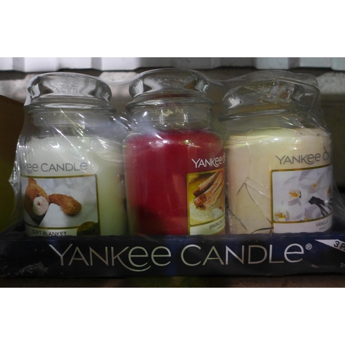 3075 - 5 x mixed Yankee Candles (one damaged)  (311-169)    * This lot is subject to vat