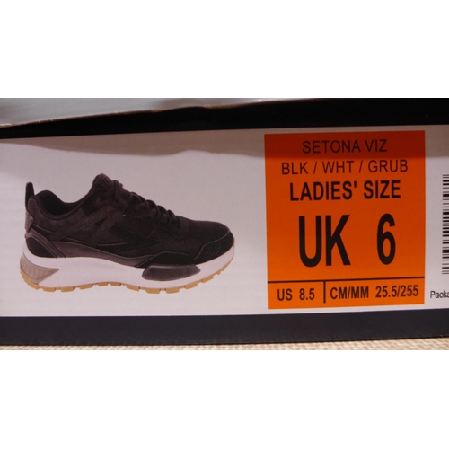 3095 - Women's black Fila trainers, size 6 * this lot is subject to VAT