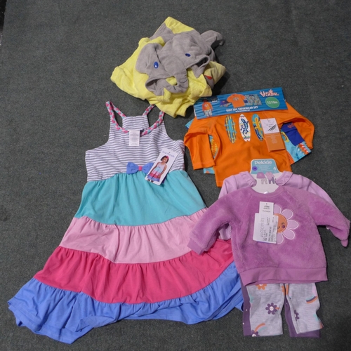 3120 - Assorted toddler sized clothing and hooded towels, various styles * this lot is subject to VAT