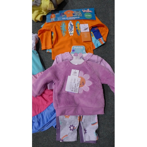 3120 - Assorted toddler sized clothing and hooded towels, various styles * this lot is subject to VAT