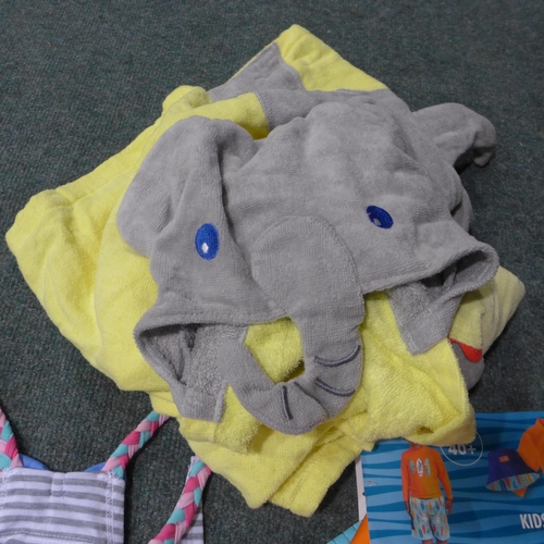 3120 - Assorted toddler sized clothing and hooded towels, various styles * this lot is subject to VAT