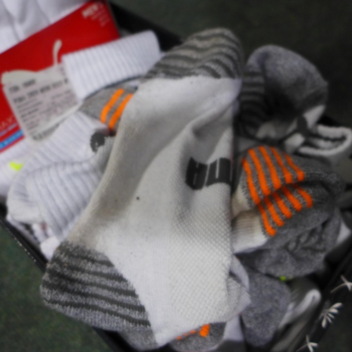 3122 - Quantity of men's Puma socks, size 6-8 & some loose * this lot is subject to VAT