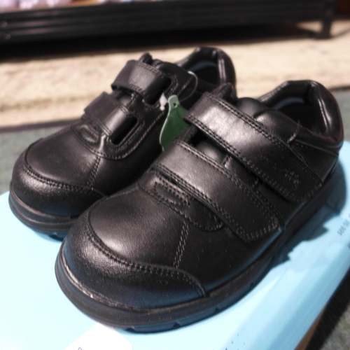 3141 - A pair of kid's black 'Term' school shoes - size 9 * This lot is subject to VAT