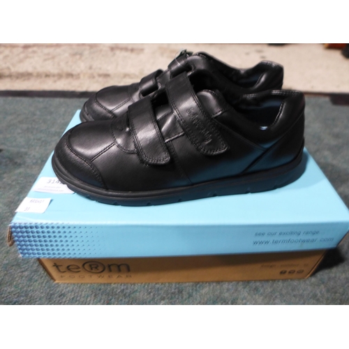 3142 - A pair of kid's black 'Term' school shoes - size 1 * This lot is subject to VAT