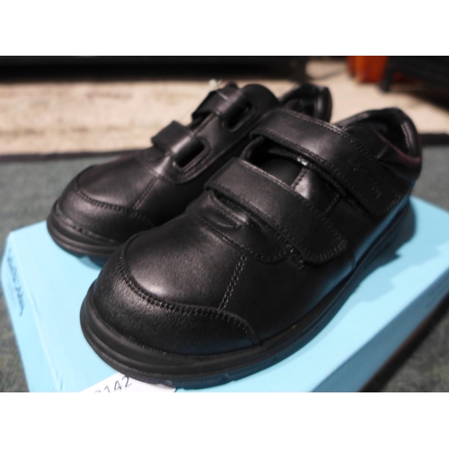 3142 - A pair of kid's black 'Term' school shoes - size 1 * This lot is subject to VAT