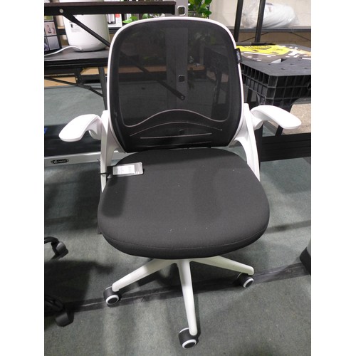 3037 - Hbada black & white mesh-back office chair on wheels