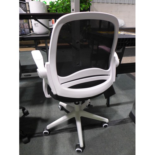 3037 - Hbada black & white mesh-back office chair on wheels