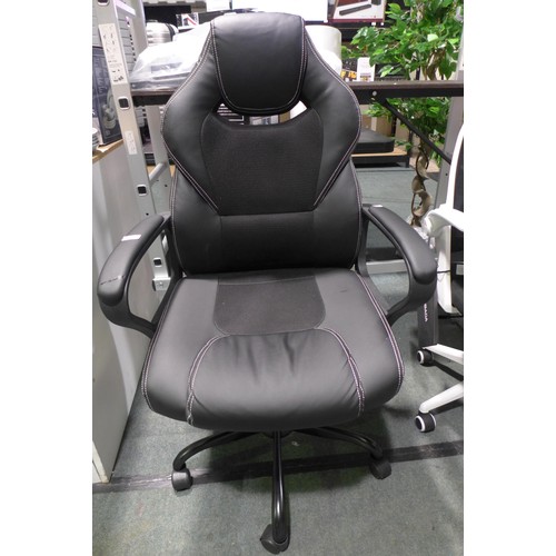 3038 - Black office/gaming chair on wheels