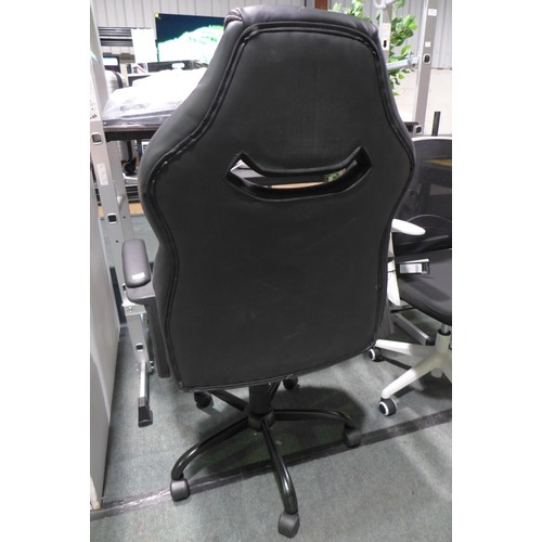 3038 - Black office/gaming chair on wheels