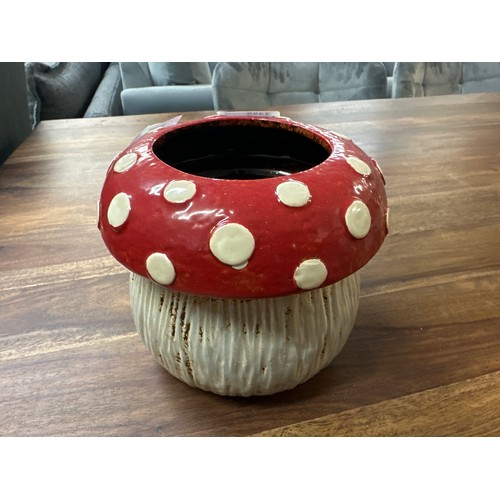 1355 - A ceramic toadstool planter W15cm (570105)