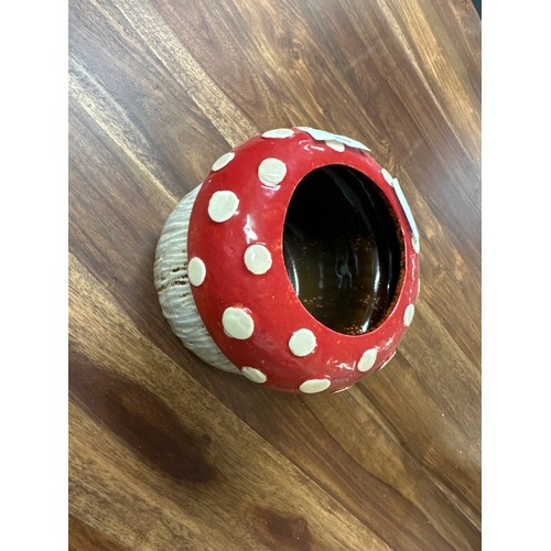 1355 - A ceramic toadstool planter W15cm (570105)