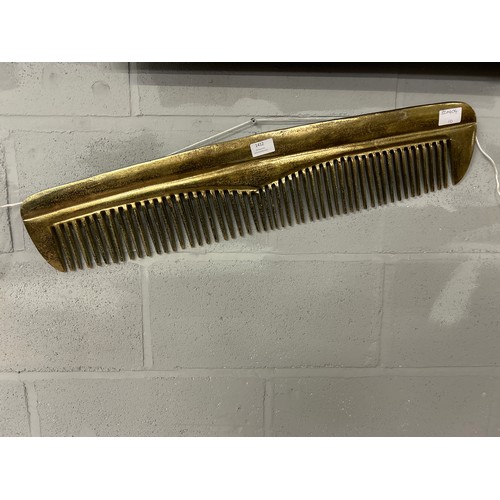 1412 - A large gold decorative comb