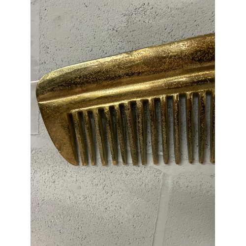 1412 - A large gold decorative comb