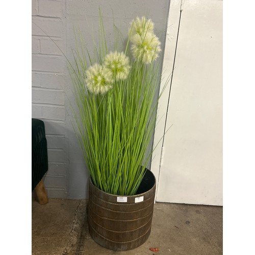 1408 - A textured planter with dandelion clocks and grasses, H 90cms (7598/697129)   #