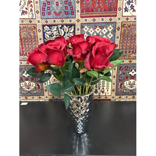 1437 - A spray of red faux Roses in a silver vase, H 40cms (54947410)   #