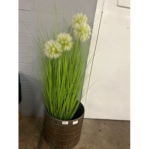 1408 - A textured planter with dandelion clocks and grasses, H 90cms (7598/697129)   #