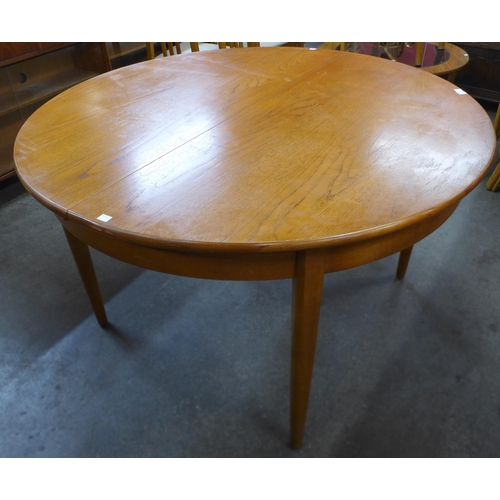 174 - A Jentique teak circular extending dining table