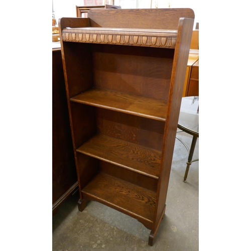 272 - A small oak open bookcase