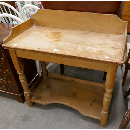 325 - A Victorian pine washstand