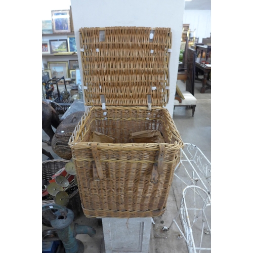 398 - An early 20th Century wicker basket