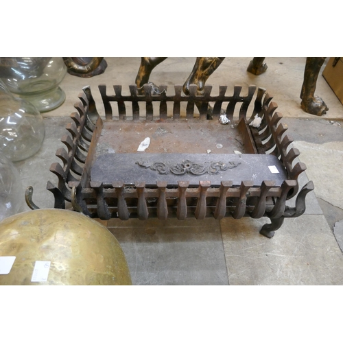 408 - A Victorian brass coal scuttle, a cast iron fire grate and brass companion set