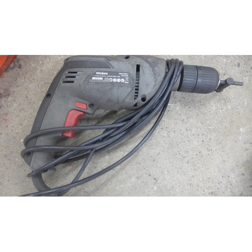 2346 - A Sealey SG101 angle grinder, Bosch 1347 angle grinder, Sealey SG100 angle grinder and a Wickes PD17... 