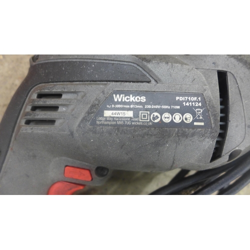 2346 - A Sealey SG101 angle grinder, Bosch 1347 angle grinder, Sealey SG100 angle grinder and a Wickes PD17... 