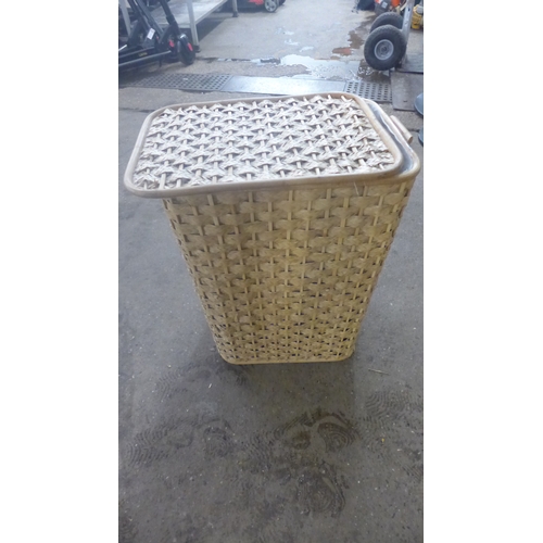 2335A - Six assorted wicker linlen bins/laundry baskets in different styles and sizes