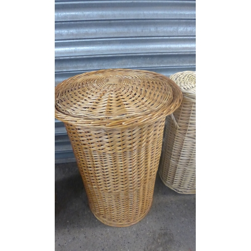 2335A - Six assorted wicker linlen bins/laundry baskets in different styles and sizes