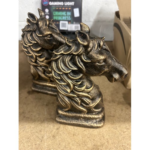 2088C - Pair of horse head book ends * This lot is subject to VAT