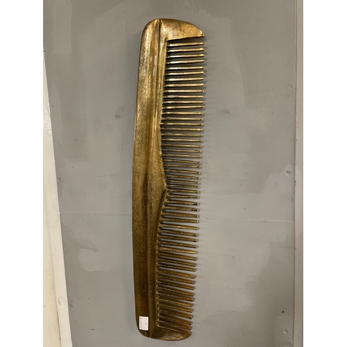 1317 - A large gold metal comb