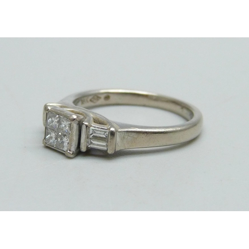 1000 - An 18ct white gold and six stone diamond ring, 4.7g, K, 0.33ct weight marked in the shank