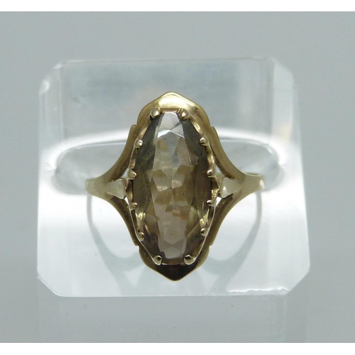 1001 - A 9ct gold and topaz ring, 3.2g, R/S