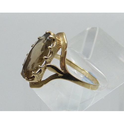 1001 - A 9ct gold and topaz ring, 3.2g, R/S