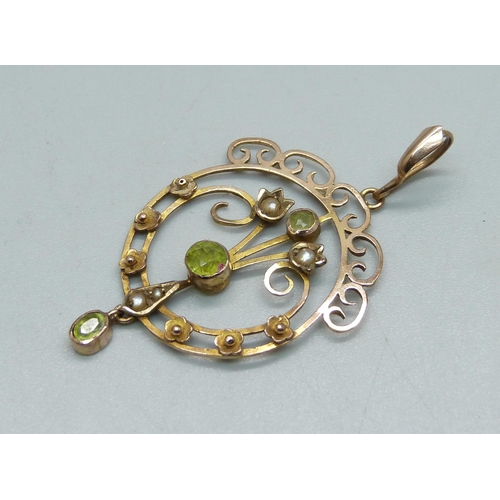 1006 - A 9ct gold, peridot and seed pearl pendant, 2.5g