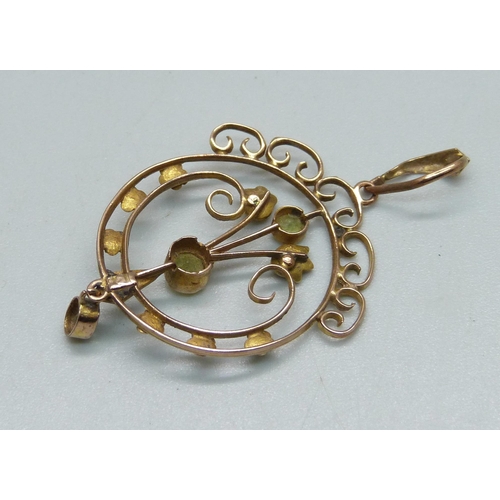 1006 - A 9ct gold, peridot and seed pearl pendant, 2.5g