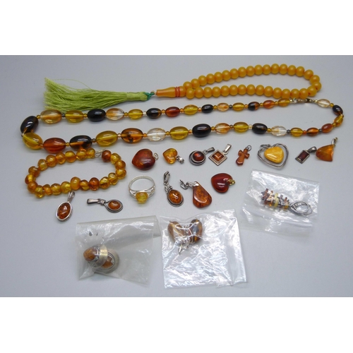 1009 - A collection of amber jewellery