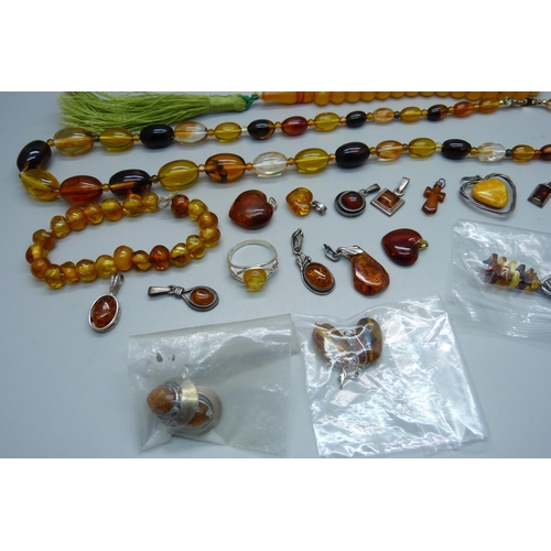 1009 - A collection of amber jewellery